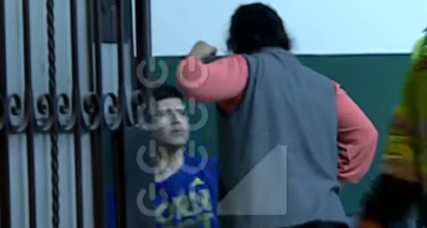 Video: Ladrón de celulares es golpeado por su mamá tras ser capturado | El Imparcial de Oaxaca