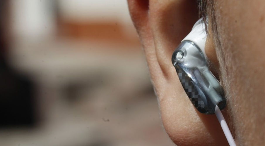 Adolescente muere electrocutado por usar audífonos mientras cargaba su teléfono | El Imparcial de Oaxaca