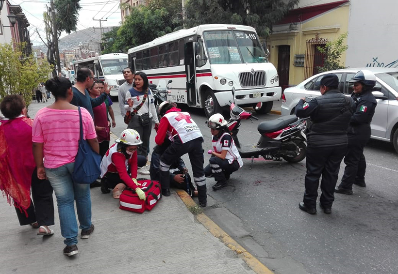 Taxi foráneo embiste a mujer en su motoneta en centro de Oaxaca | El Imparcial de Oaxaca