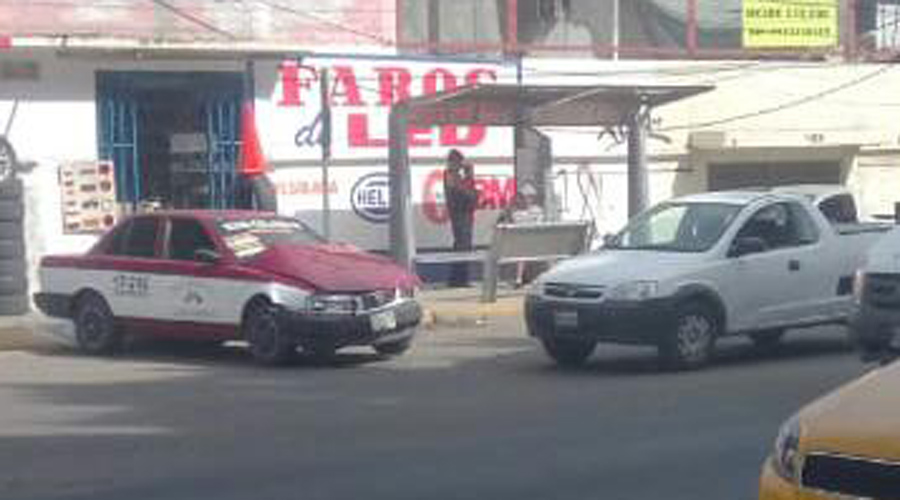 Choca taxi foráneo contra vehículo particular en Avenida Símbolos Patrios | El Imparcial de Oaxaca