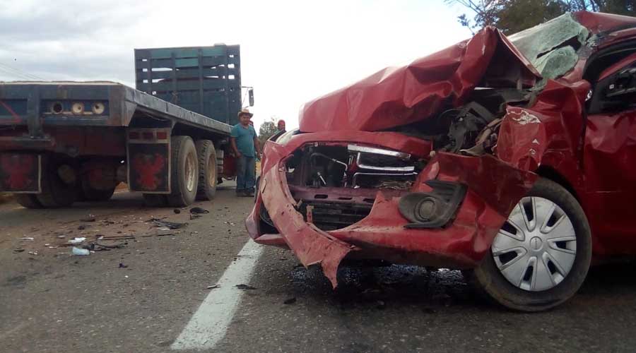 Choca automovil particular contra camión en Zimatlán | El Imparcial de Oaxaca