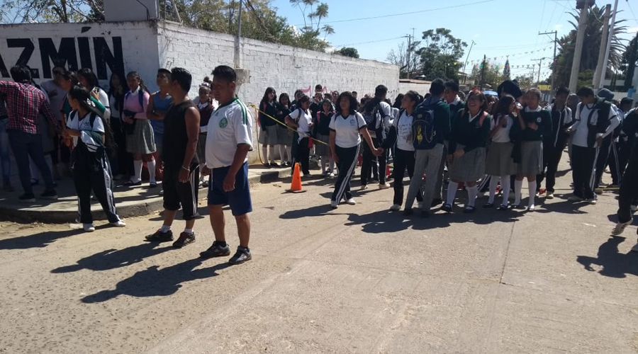 Atacan a balazos a padres de familia en secundaria de Cuilápam
