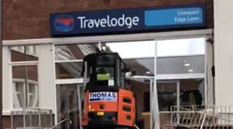 Video: Un trabajador arrasa la entrada de un hotel con una excavadora porque no le pagaron