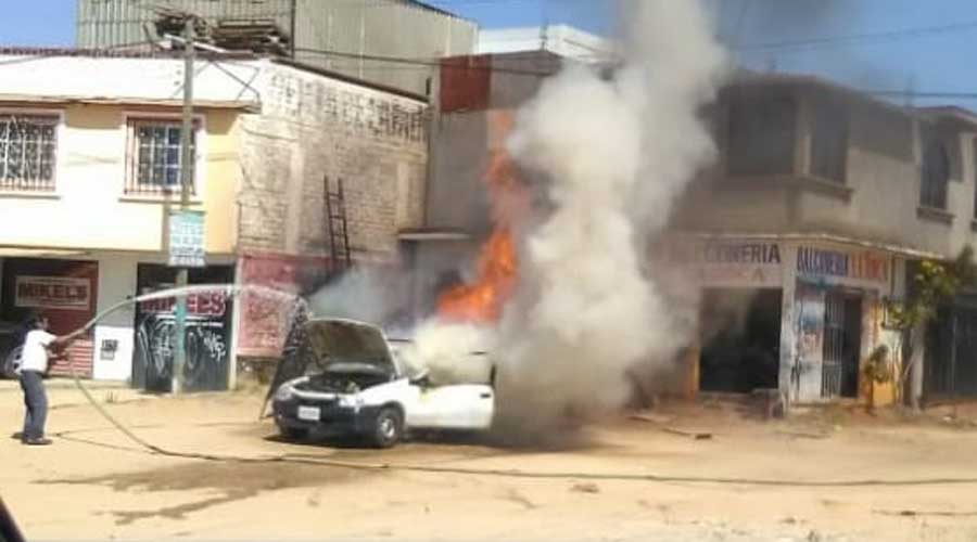 Se incendia automóvil en la carretera a Ocotlán de Morelos | El Imparcial de Oaxaca
