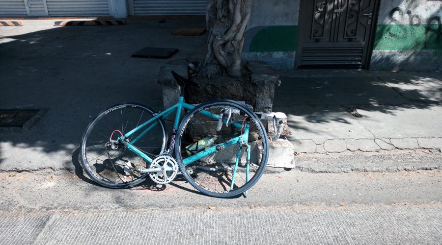 Choca ciclista contra taxi en el boulevard Guadalupe Hinojosa | El Imparcial de Oaxaca