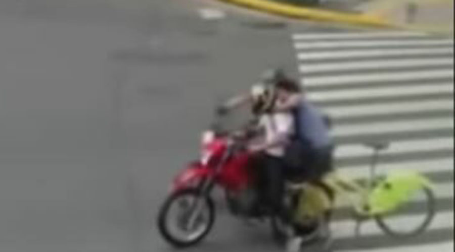 Video: Ciclista es víctima de un asalto y persigue al delincuente hasta derribarlo | El Imparcial de Oaxaca