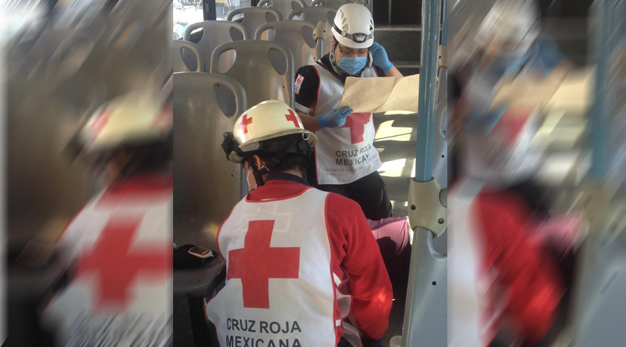 Atienden paramedicos a mujer que se puso mal en urbano | El Imparcial de Oaxaca