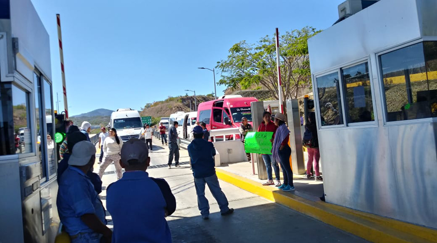 Padres de CETIS bloquean súpercarretera y la 190 | El Imparcial de Oaxaca