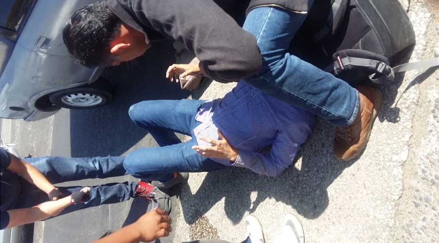 Motociclistas chocan contra camioneta en avenida Símbolos Patrios | El Imparcial de Oaxaca