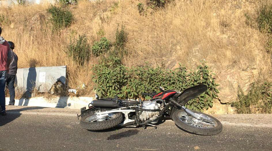 Derrapan dos motociclistas en el Cerro del Fortín | El Imparcial de Oaxaca