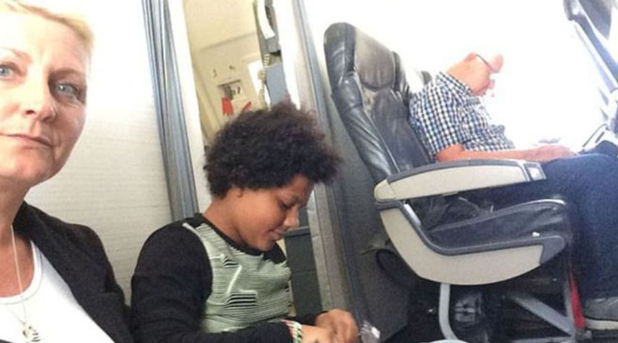 Familia viaja sentada en suelo de avión; sus asientos no existían | El Imparcial de Oaxaca