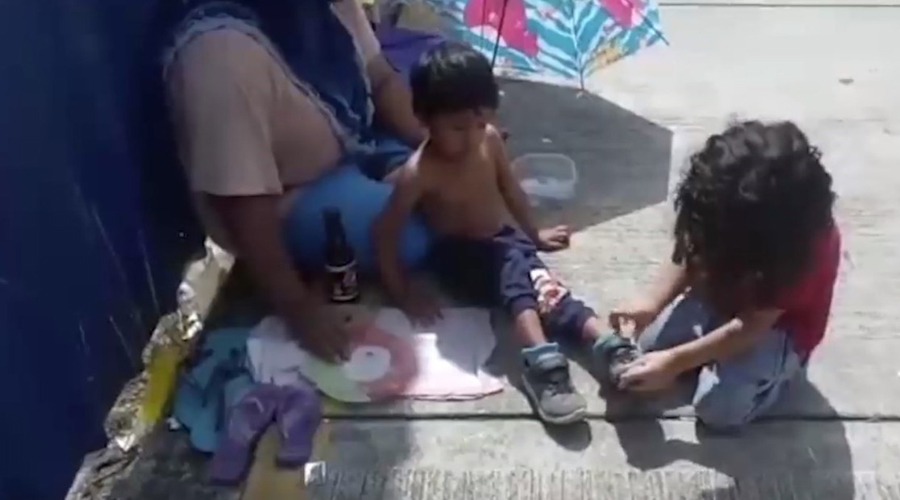 Video: Niño se quita sus zapatos para regalárselos a otro que pedía limosna en la calle