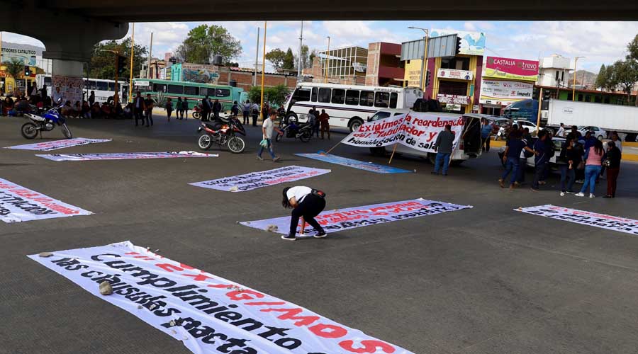 Protesta STEUABJO con bloqueo vial en Cinco Señores | El Imparcial de Oaxaca