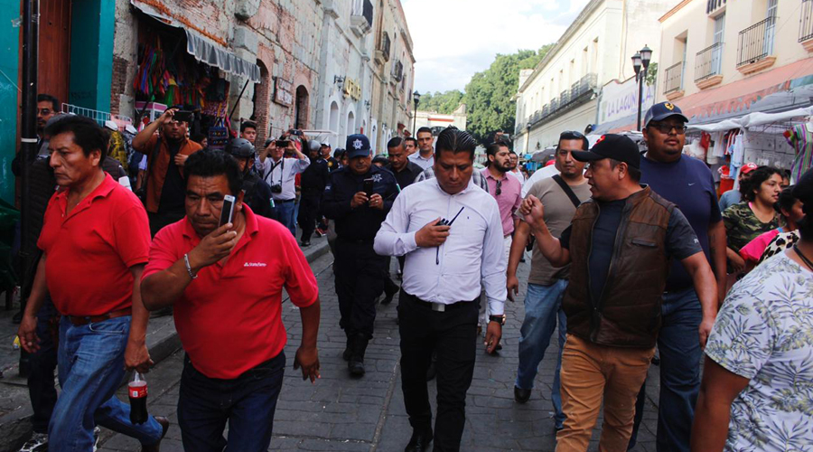 Se enfrentan comerciantes ambulantes y policías para evitar desalojo | El Imparcial de Oaxaca