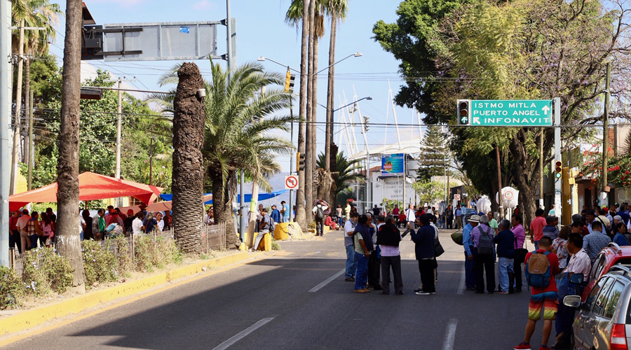 Presionan jubilados de S-22 con bloqueos en Oaxaca | El Imparcial de Oaxaca