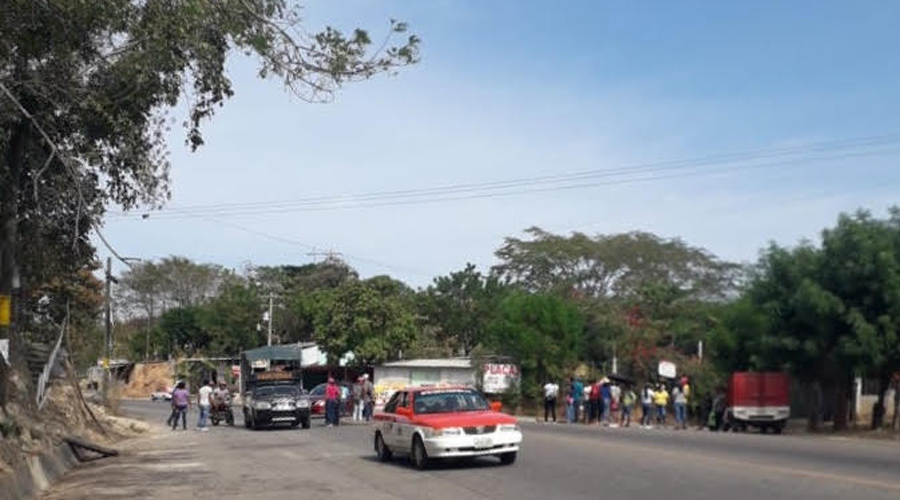 Normalistas de la Costa realizan boteo con causa | El Imparcial de Oaxaca