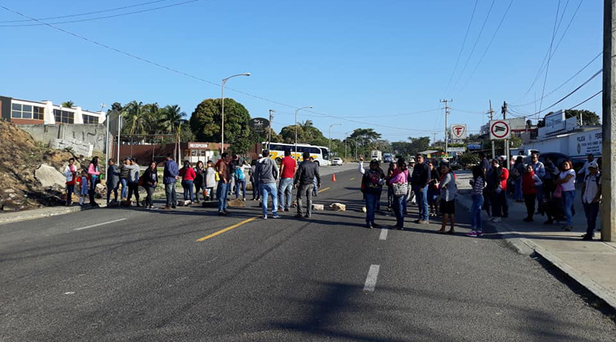 Padres de familia del Istmo  bloquean vía, piden reconstrucción | El Imparcial de Oaxaca