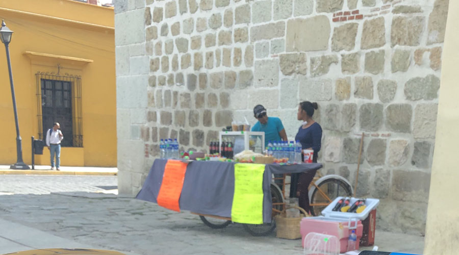 Regresan ambulantes  a un costado de la  Catedral Metropolitana | El Imparcial de Oaxaca