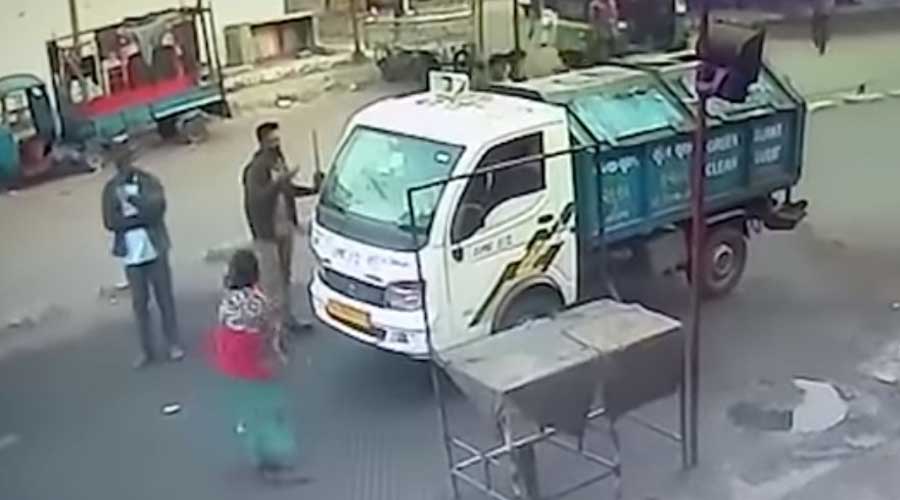 Video: Mujer es atropellada por camión pero sale ilesa | El Imparcial de Oaxaca