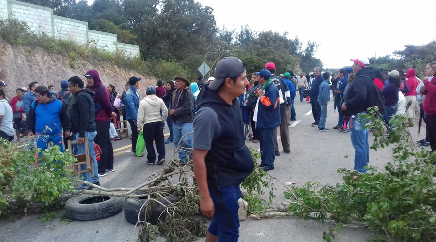 Secundaria Técnica No.5 mantiene bloqueo carretero | El Imparcial de Oaxaca