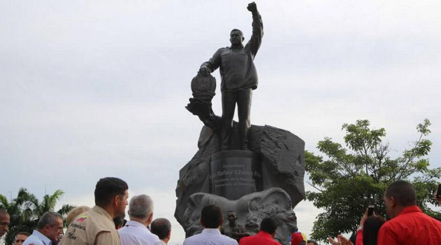 Cuelgan estatua de Hugo Chávez tras protestas en Caracas | El Imparcial de Oaxaca