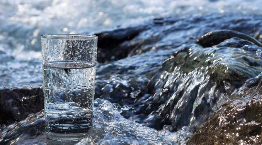 Advierten por riesgo de tomar agua cruda