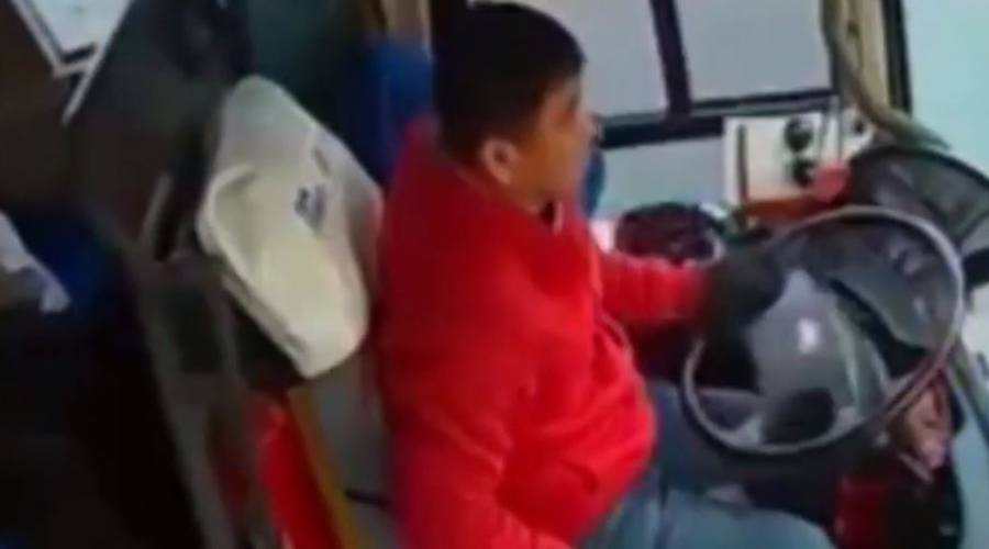 Video: Chófer de autobús olvida poner el freno de mano y trata de detenerlo a la fuerza | El Imparcial de Oaxaca
