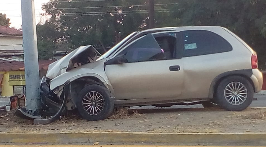 Automóvil choca contra luminaria en Salina Cruz | El Imparcial de Oaxaca