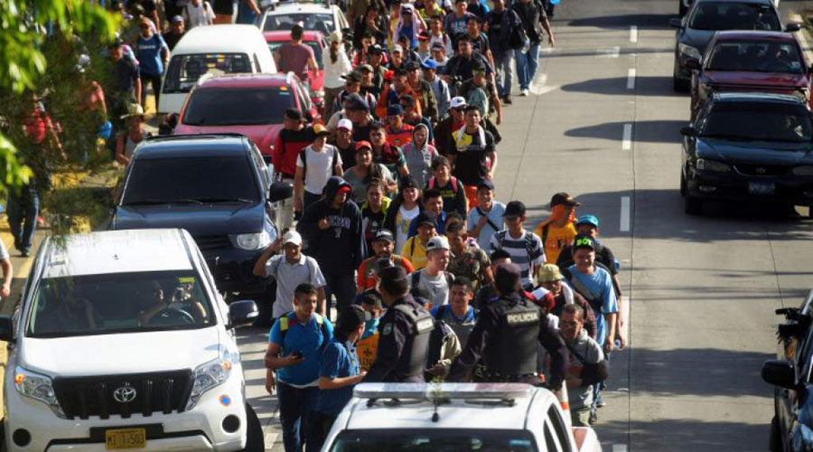 Caravana de 200 migrantes salvadoreños sale rumbo a Estados Unidos | El Imparcial de Oaxaca
