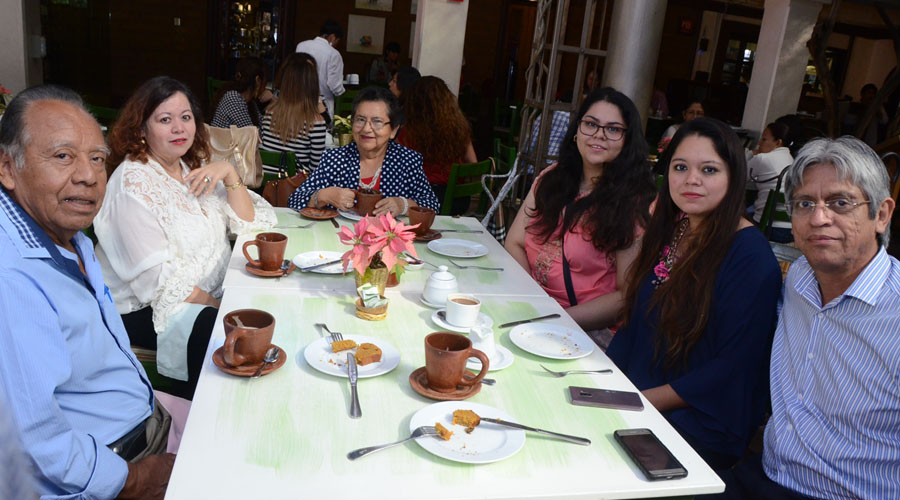 Se reúnen para celebrar momento familiar | El Imparcial de Oaxaca