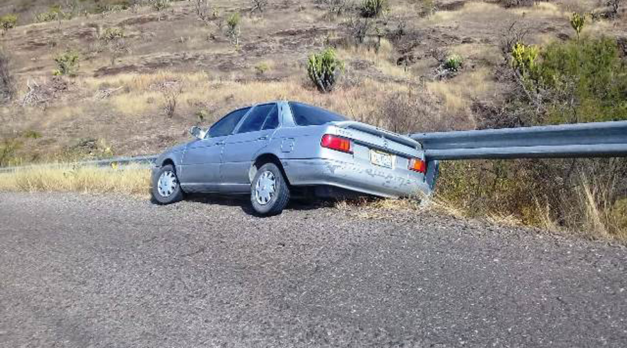 Abandonan auto tras accidente en carretera de Huajuapan | El Imparcial de Oaxaca