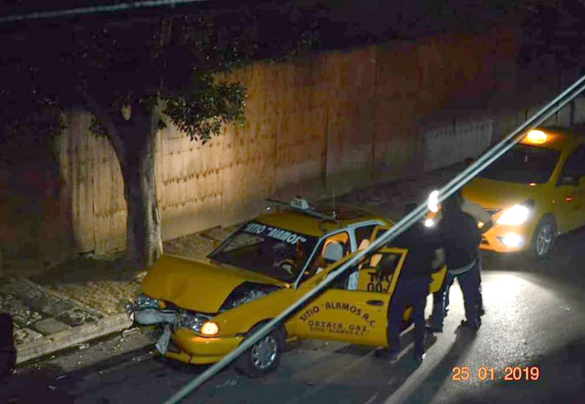 Evidencian a taxista ebrio; se daba a la fuga luego de chocar | El Imparcial de Oaxaca
