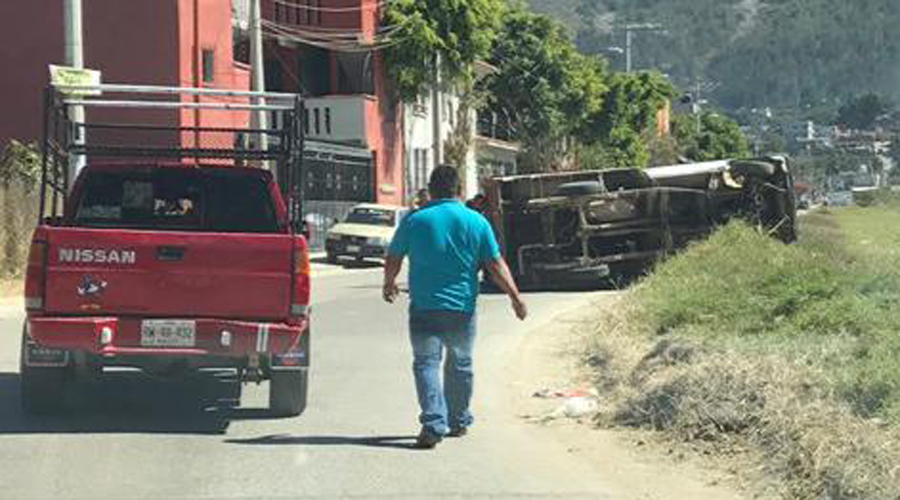 Exceso de velocidad provocó volcadura en San Antonio de la Cal | El Imparcial de Oaxaca