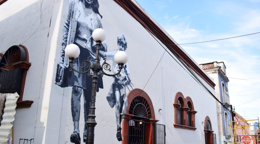 Inauguran mural  de Yalitza Aparicio en la Mixteca de Oaxaca