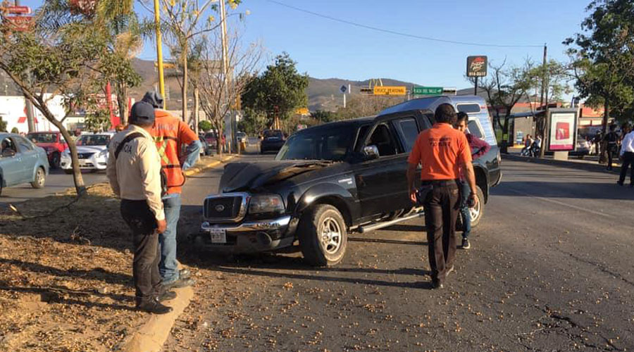 Choca camioneta contra árbol en Plaza del Valle | El Imparcial de Oaxaca