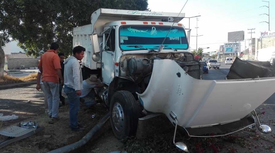 Se registra accidente vehicular en la Avenida Símbolos Patrios | El Imparcial de Oaxaca