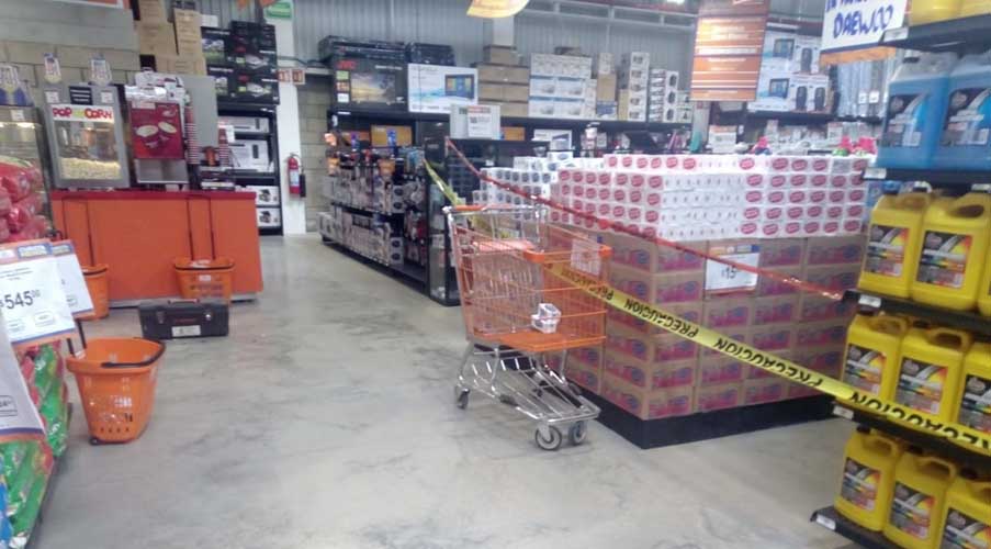 Atacan a balazos a hombre en tienda de autoservicio en Pochutla