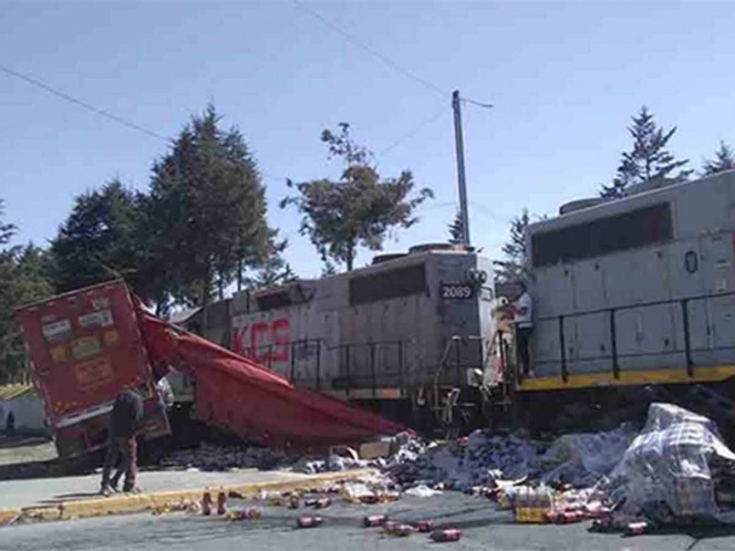Tren embiste a camión de refrescos; lo rapiñan | El Imparcial de Oaxaca