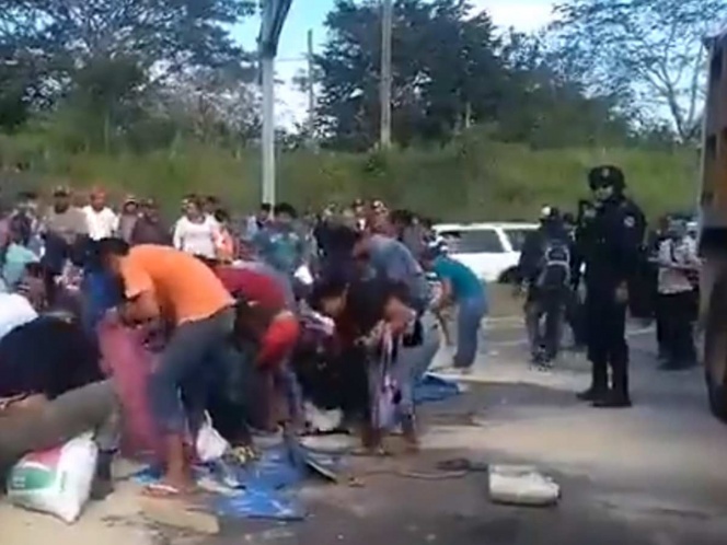 Rapiñan autobús cargado de azúcar que volcó en Veracruz | El Imparcial de Oaxaca