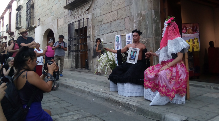 Performance de Lukas Avendaño visibiliza a desaparecidos | El Imparcial de Oaxaca