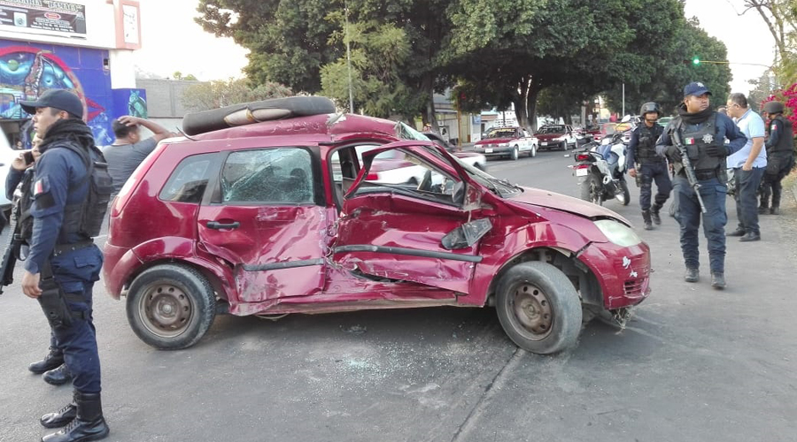 Camión de mudanzas embiste y arrastra auto en Símbolos Patrios | El Imparcial de Oaxaca