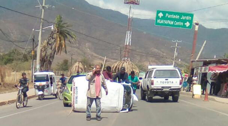 Tras chocar contra auto, mototaxi vuelca en Panteón Jardín | El Imparcial de Oaxaca