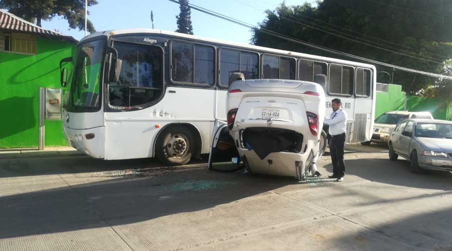 Vuelca camioneta tras chocar con autobús en Cinco Señores | El Imparcial de Oaxaca