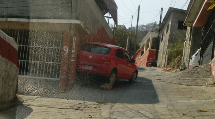 Coche se impacta contra pared en Huajuapan | El Imparcial de Oaxaca