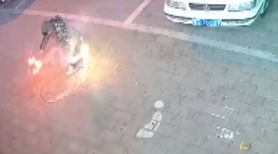 Video: Niño provoca explosión en una alcantarilla por jugar con cohetes | El Imparcial de Oaxaca