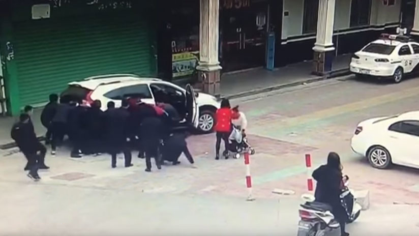 Video: Peatones levantan auto para rescatar a niña atropellada | El Imparcial de Oaxaca