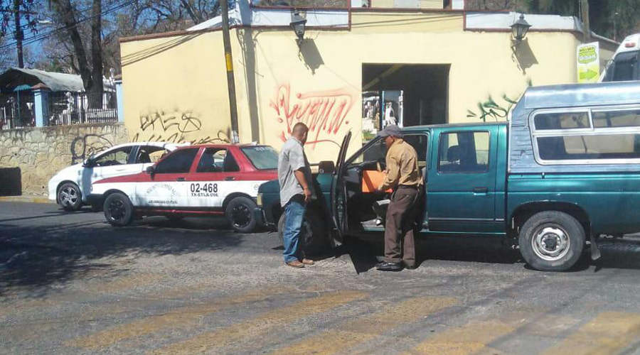 Camioneta choca contra taxi foráneo en el Exmarquesado | El Imparcial de Oaxaca