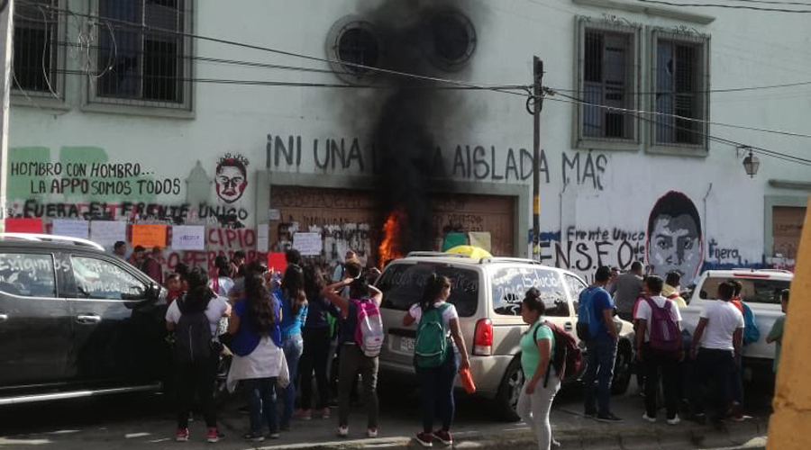 Incendian normalistas puerta del hotel magisterial | El Imparcial de Oaxaca