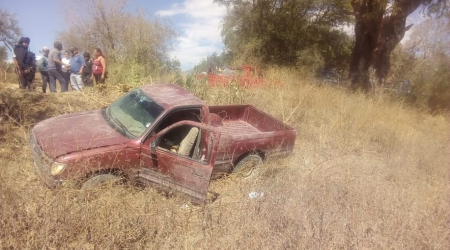 Derrapa camioneta y se sale del camino | El Imparcial de Oaxaca