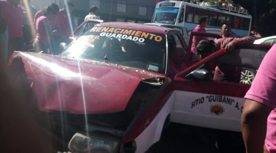 Choca taxi foráneo contra camioneta en Avenida Universidad | El Imparcial de Oaxaca